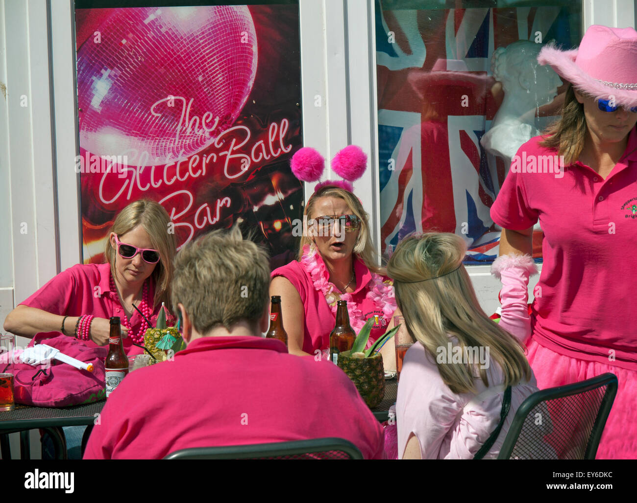 Le ragazze in rosa su una gallina fare in Brighton Foto Stock