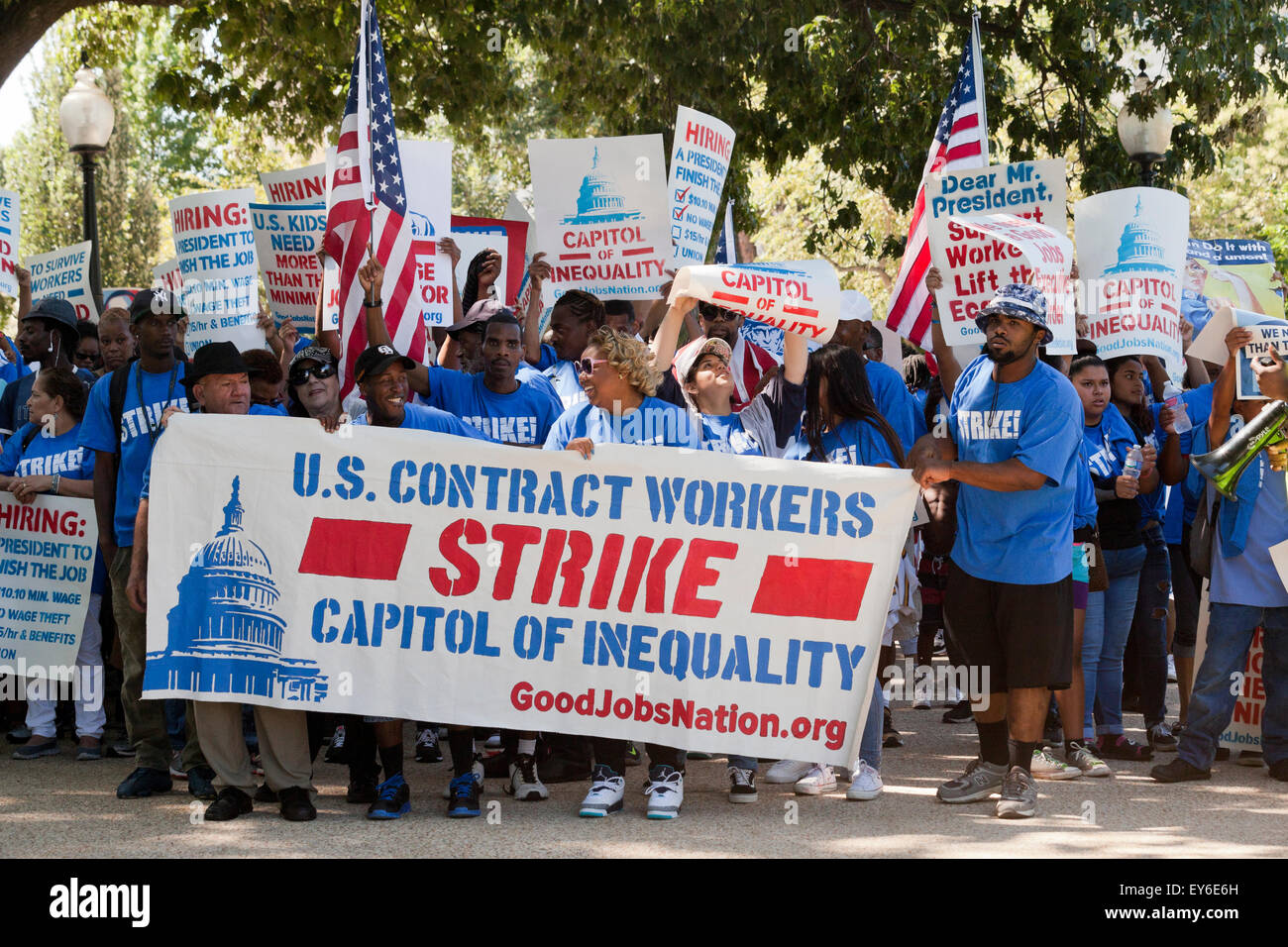 Washington DC, Stati Uniti d'America. 22 Luglio, 2015. Centinaia di contratto federale di lavoratori in sciopero al di fuori della US Capitol Building per protestare contro la povertà i lavori. Noi Senatore Bernie Sanders (I-VT) ha annunciato che sta introducendo un $15 salario nazionale minimo bill in senato per aiutare questi lavoratori. Credito: B Christopher/Alamy Live News Foto Stock
