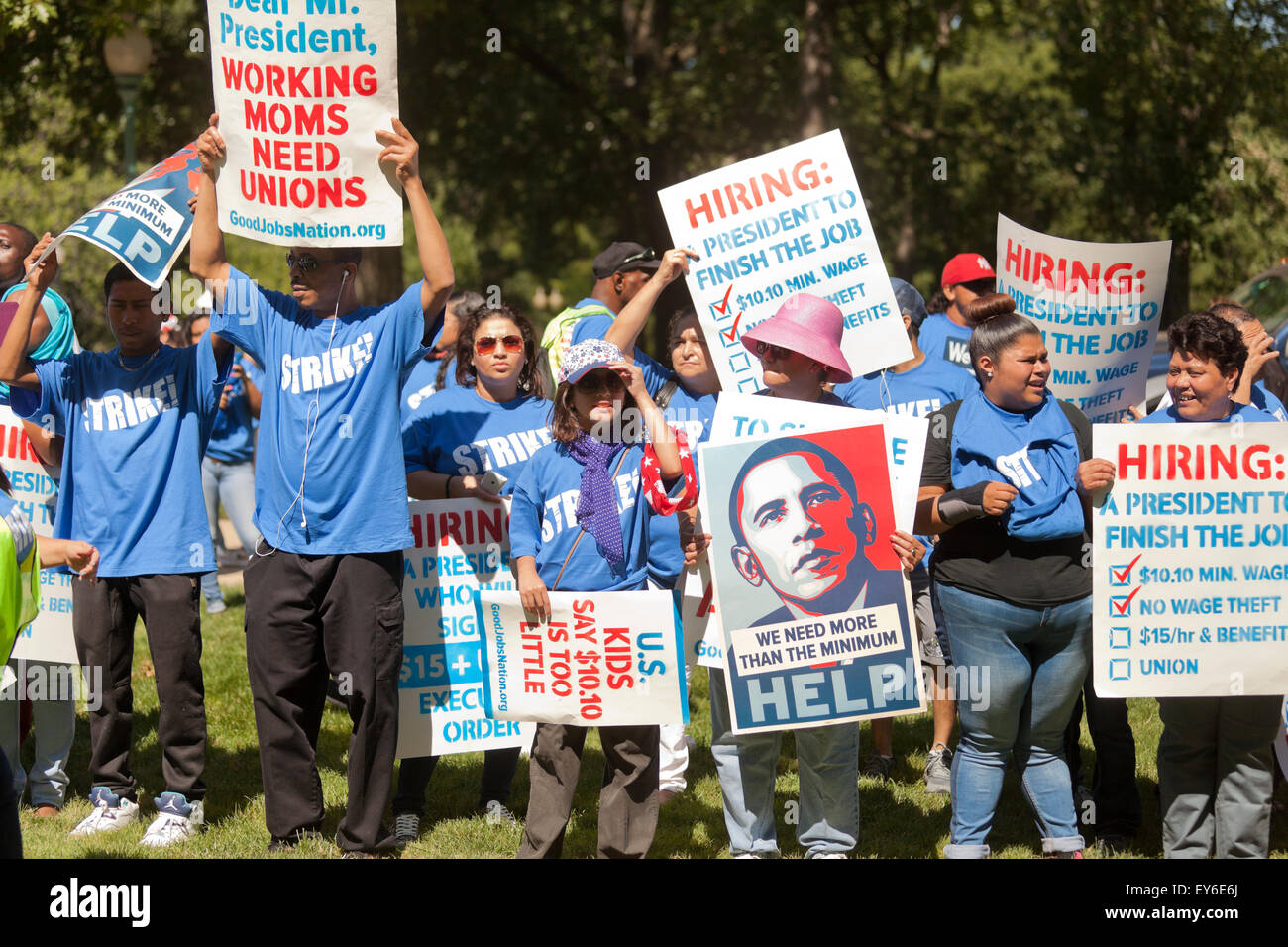 Washington DC, Stati Uniti d'America. 22 Luglio, 2015. Centinaia di contratto federale di lavoratori in sciopero al di fuori della US Capitol Building per protestare contro la povertà i lavori. Noi Senatore Bernie Sanders (I-VT) ha annunciato che sta introducendo un $15 salario nazionale minimo bill in senato per aiutare questi lavoratori. Credito: B Christopher/Alamy Live News Foto Stock