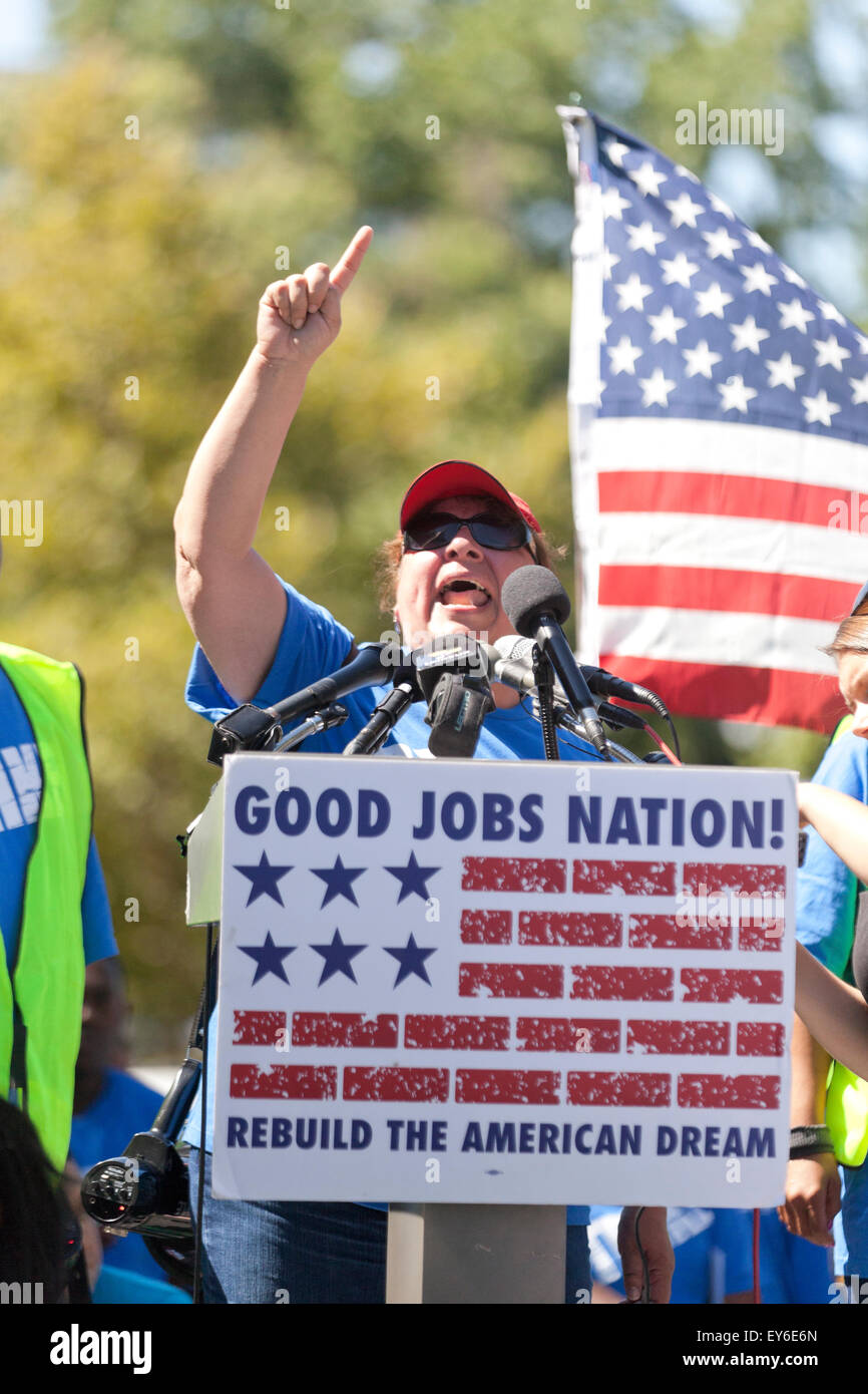 Washington DC, Stati Uniti d'America. 22 Luglio, 2015. Centinaia di contratto federale di lavoratori in sciopero al di fuori della US Capitol Building per protestare contro la povertà i lavori. Noi Senatore Bernie Sanders (I-VT) ha annunciato che sta introducendo un $15 salario nazionale minimo bill in senato per aiutare questi lavoratori. Credito: B Christopher/Alamy Live News Foto Stock
