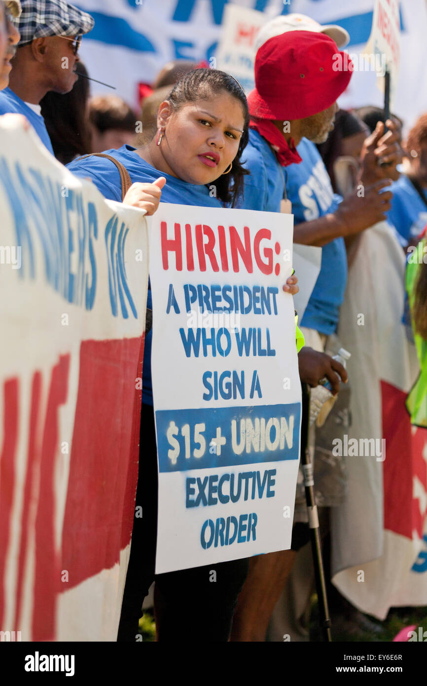 Washington DC, Stati Uniti d'America. 22 Luglio, 2015. Centinaia di contratto federale di lavoratori in sciopero al di fuori della US Capitol Building per protestare contro la povertà i lavori. Noi Senatore Bernie Sanders (I-VT) ha annunciato che sta introducendo un $15 salario nazionale minimo bill in senato per aiutare questi lavoratori. Credito: B Christopher/Alamy Live News Foto Stock