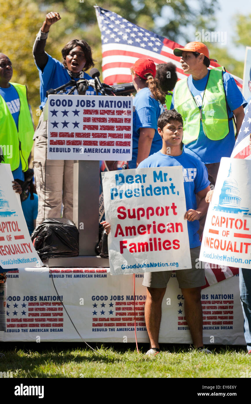 Washington DC, Stati Uniti d'America. 22 Luglio, 2015. Centinaia di contratto federale di lavoratori in sciopero al di fuori della US Capitol Building per protestare contro la povertà i lavori. Noi Senatore Bernie Sanders (I-VT) ha annunciato che sta introducendo un $15 salario nazionale minimo bill in senato per aiutare questi lavoratori. Credito: B Christopher/Alamy Live News Foto Stock