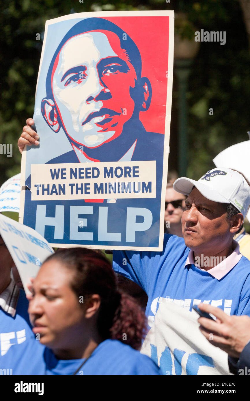 Washington DC, Stati Uniti d'America. 22 Luglio, 2015. Centinaia di contratto federale di lavoratori in sciopero al di fuori della US Capitol Building per protestare contro la povertà i lavori. Noi Senatore Bernie Sanders (I-VT) ha annunciato che sta introducendo un $15 salario nazionale minimo bill in senato per aiutare questi lavoratori. Credito: B Christopher/Alamy Live News Foto Stock