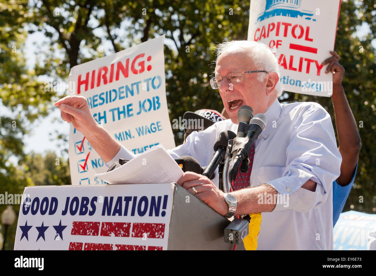 Washington DC, Stati Uniti d'America. 22 Luglio, 2015. Centinaia di contratto federale di lavoratori in sciopero al di fuori della US Capitol Building per protestare contro la povertà i lavori. Noi Senatore Bernie Sanders (I-VT) ha annunciato che sta introducendo un $15 salario nazionale minimo bill in senato per aiutare questi lavoratori. Credito: B Christopher/Alamy Live News Foto Stock