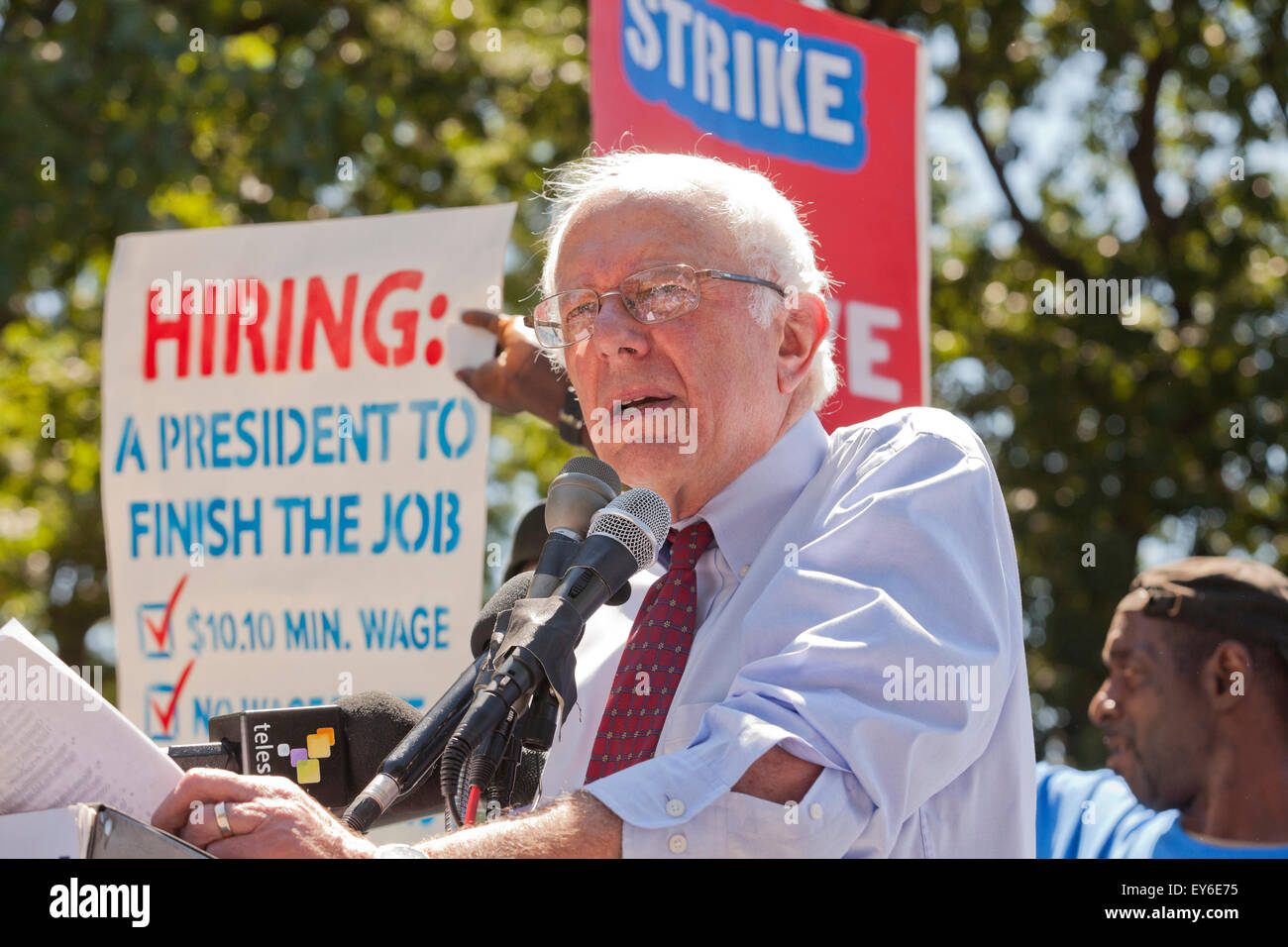 Washington DC, Stati Uniti d'America. 22 Luglio, 2015. Centinaia di contratto federale di lavoratori in sciopero al di fuori della US Capitol Building per protestare contro la povertà i lavori. Noi Senatore Bernie Sanders (I-VT) ha annunciato che sta introducendo un $15 salario nazionale minimo bill in senato per aiutare questi lavoratori. Credito: B Christopher/Alamy Live News Foto Stock