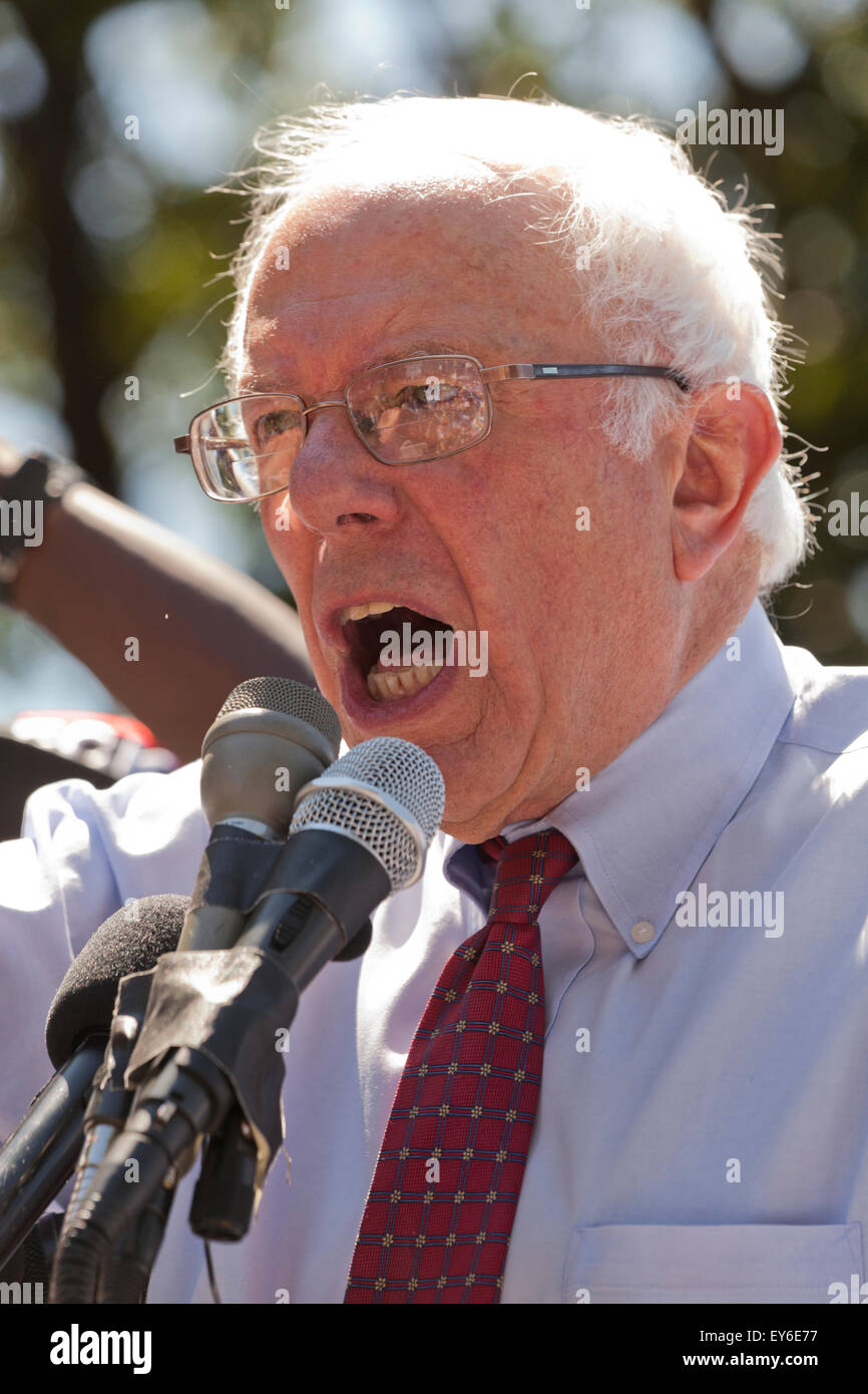 Washington DC, Stati Uniti d'America. 22 Luglio, 2015. Centinaia di contratto federale di lavoratori in sciopero al di fuori della US Capitol Building per protestare contro la povertà i lavori. Noi Senatore Bernie Sanders (I-VT) ha annunciato che sta introducendo un $15 salario nazionale minimo bill in senato per aiutare questi lavoratori. Credito: B Christopher/Alamy Live News Foto Stock