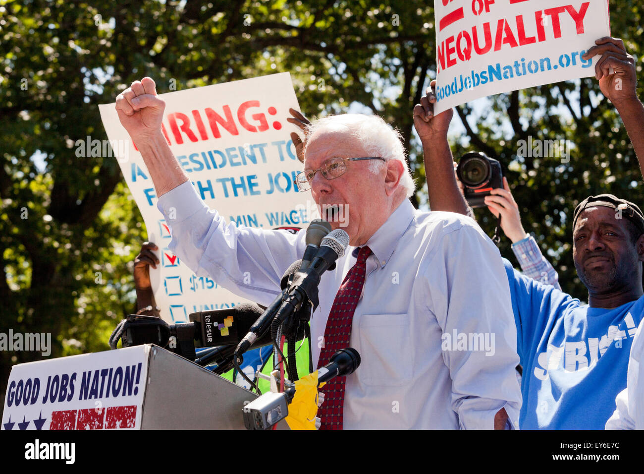Washington DC, Stati Uniti d'America. 22 Luglio, 2015. Centinaia di contratto federale di lavoratori in sciopero al di fuori della US Capitol Building per protestare contro la povertà i lavori. Noi Senatore Bernie Sanders (I-VT) ha annunciato che sta introducendo un $15 salario nazionale minimo bill in senato per aiutare questi lavoratori. Credito: B Christopher/Alamy Live News Foto Stock