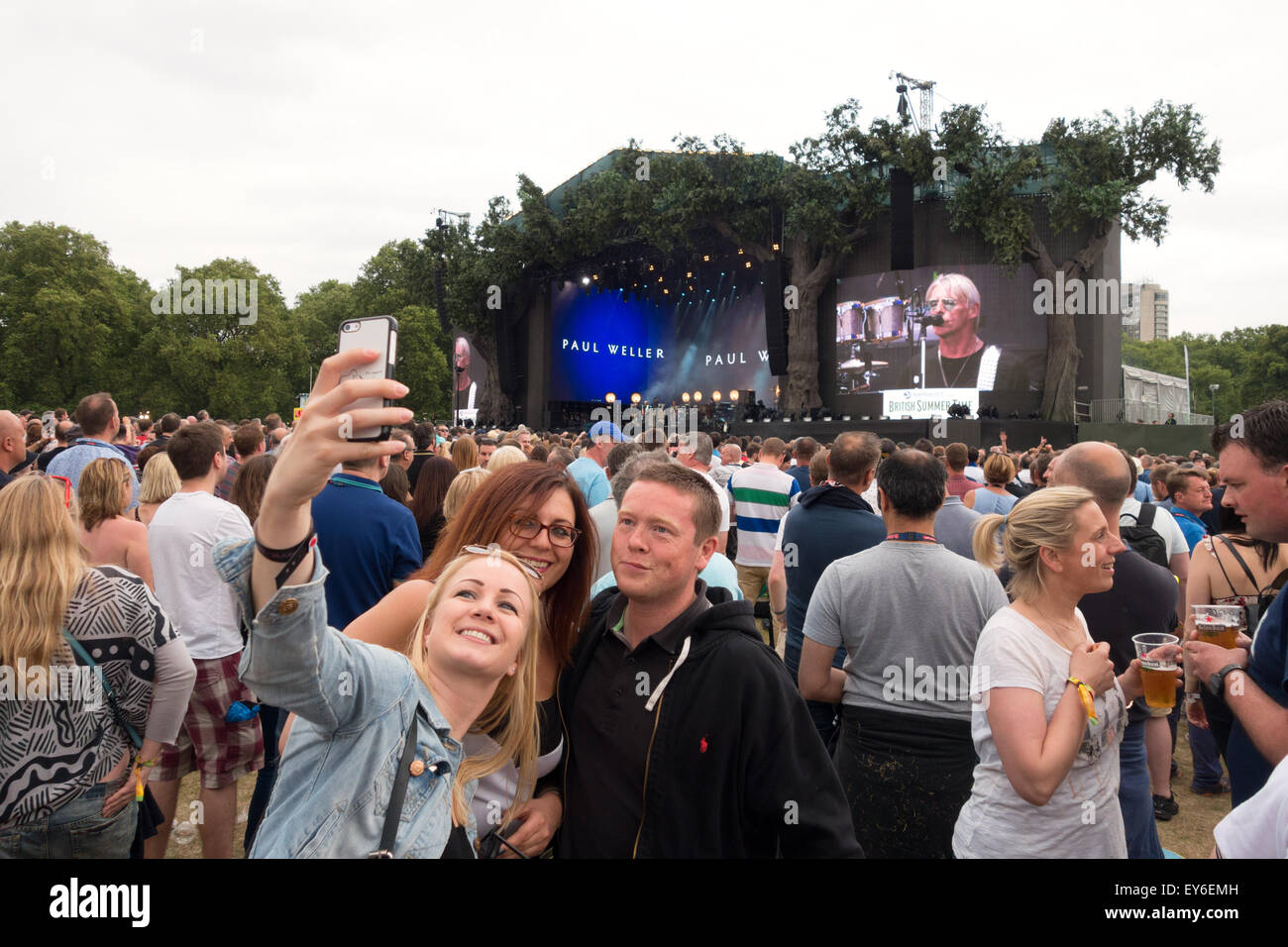 Le persone che hanno preso una foto selfie a musica rock concert, British Summer Time Hyde Park, London REGNO UNITO Foto Stock