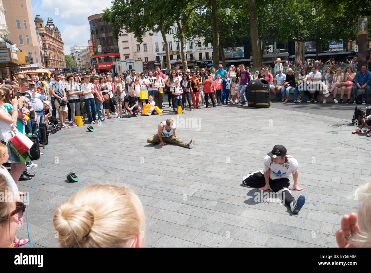 Gli artisti di strada a ballare un pubblico nel quadrato di Leicester, Londra Inghilterra REGNO UNITO Foto Stock