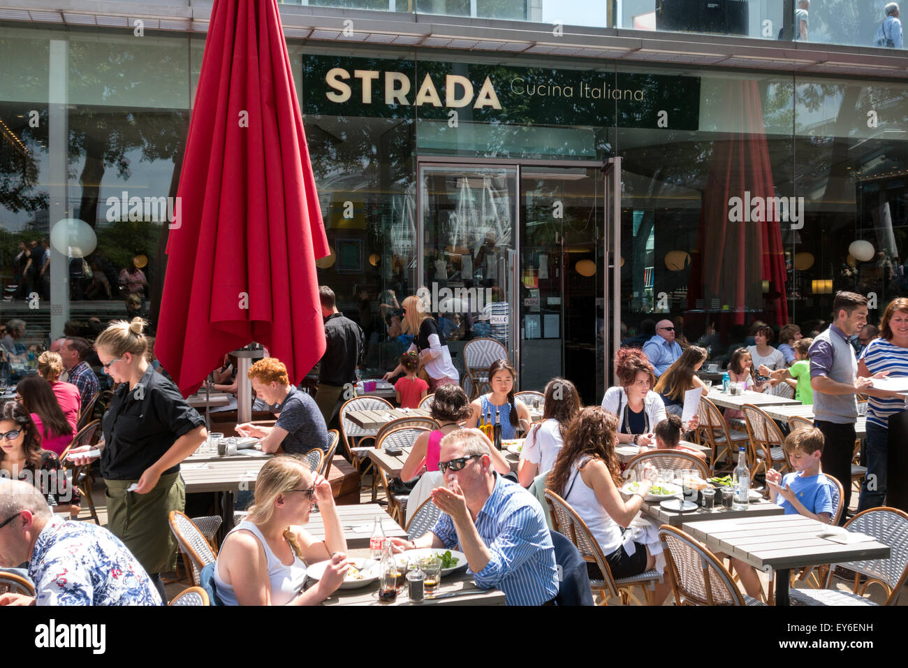 Persone mangiare e bere alla Strada restaurant cafe, South Bank di Londra Inghilterra REGNO UNITO Foto Stock