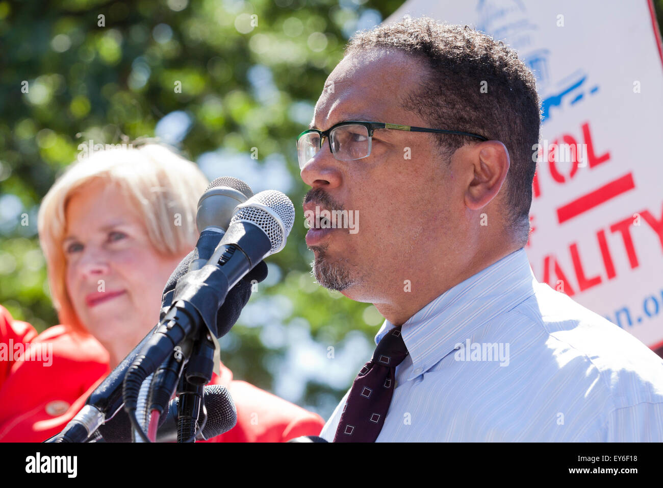 Washington DC, Stati Uniti d'America. 22 Luglio, 2015. Centinaia di contratto federale di lavoratori in sciopero al di fuori della US Capitol Building per protestare contro la povertà i lavori. Noi Senatore Bernie Sanders (I-VT) ha annunciato che sta introducendo un $15 salario nazionale minimo bill in senato per aiutare questi lavoratori. Credito: B Christopher/Alamy Live News Foto Stock