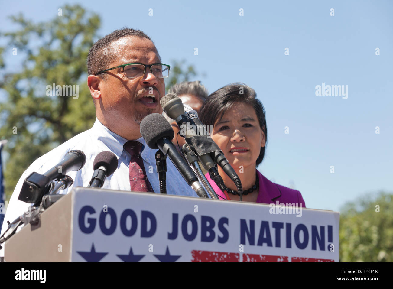 Washington DC, Stati Uniti d'America. 22 Luglio, 2015. Centinaia di contratto federale di lavoratori in sciopero al di fuori della US Capitol Building per protestare contro la povertà i lavori. Noi Senatore Bernie Sanders (I-VT) ha annunciato che sta introducendo un $15 salario nazionale minimo bill in senato per aiutare questi lavoratori. Credito: B Christopher/Alamy Live News Foto Stock