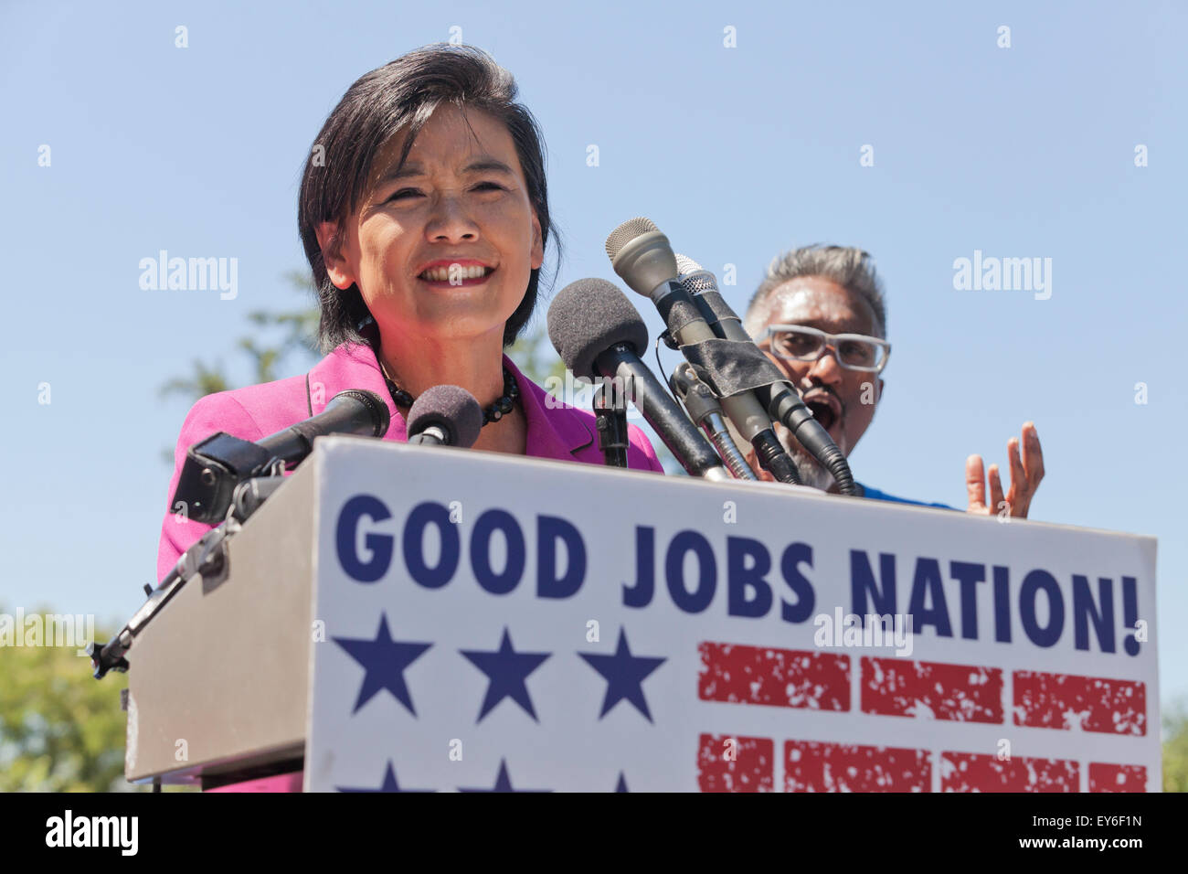 Washington DC, Stati Uniti d'America. 22 Luglio, 2015. Centinaia di contratto federale di lavoratori in sciopero al di fuori della US Capitol Building per protestare contro la povertà i lavori. Noi Senatore Bernie Sanders (I-VT) ha annunciato che sta introducendo un $15 salario nazionale minimo bill in senato per aiutare questi lavoratori. Credito: B Christopher/Alamy Live News Foto Stock