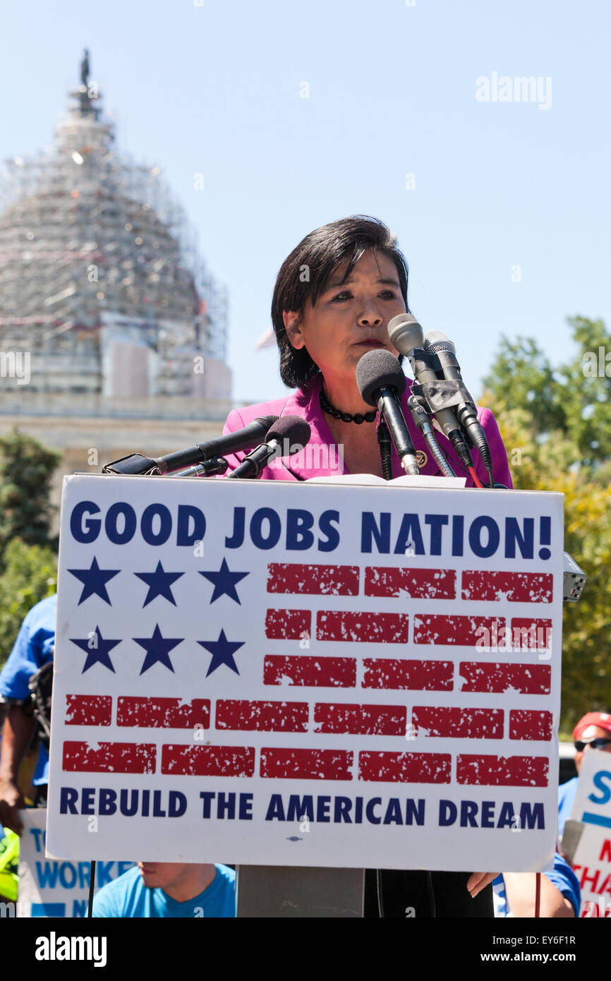 Washington DC, Stati Uniti d'America. 22 Luglio, 2015. Centinaia di contratto federale di lavoratori in sciopero al di fuori della US Capitol Building per protestare contro la povertà i lavori. Noi Senatore Bernie Sanders (I-VT) ha annunciato che sta introducendo un $15 salario nazionale minimo bill in senato per aiutare questi lavoratori. Credito: B Christopher/Alamy Live News Foto Stock