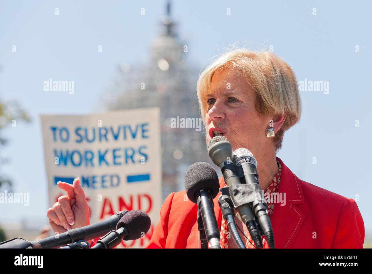 Washington DC, Stati Uniti d'America. 22 Luglio, 2015. Centinaia di contratto federale di lavoratori in sciopero al di fuori della US Capitol Building per protestare contro la povertà i lavori. Noi Senatore Bernie Sanders (I-VT) ha annunciato che sta introducendo un $15 salario nazionale minimo bill in senato per aiutare questi lavoratori. Credito: B Christopher/Alamy Live News Foto Stock