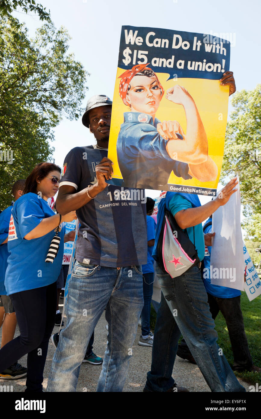 Washington DC, Stati Uniti d'America. 22 Luglio, 2015. Centinaia di contratto federale di lavoratori in sciopero al di fuori della US Capitol Building per protestare contro la povertà i lavori. Noi Senatore Bernie Sanders (I-VT) ha annunciato che sta introducendo un $15 salario nazionale minimo bill in senato per aiutare questi lavoratori. Credito: B Christopher/Alamy Live News Foto Stock
