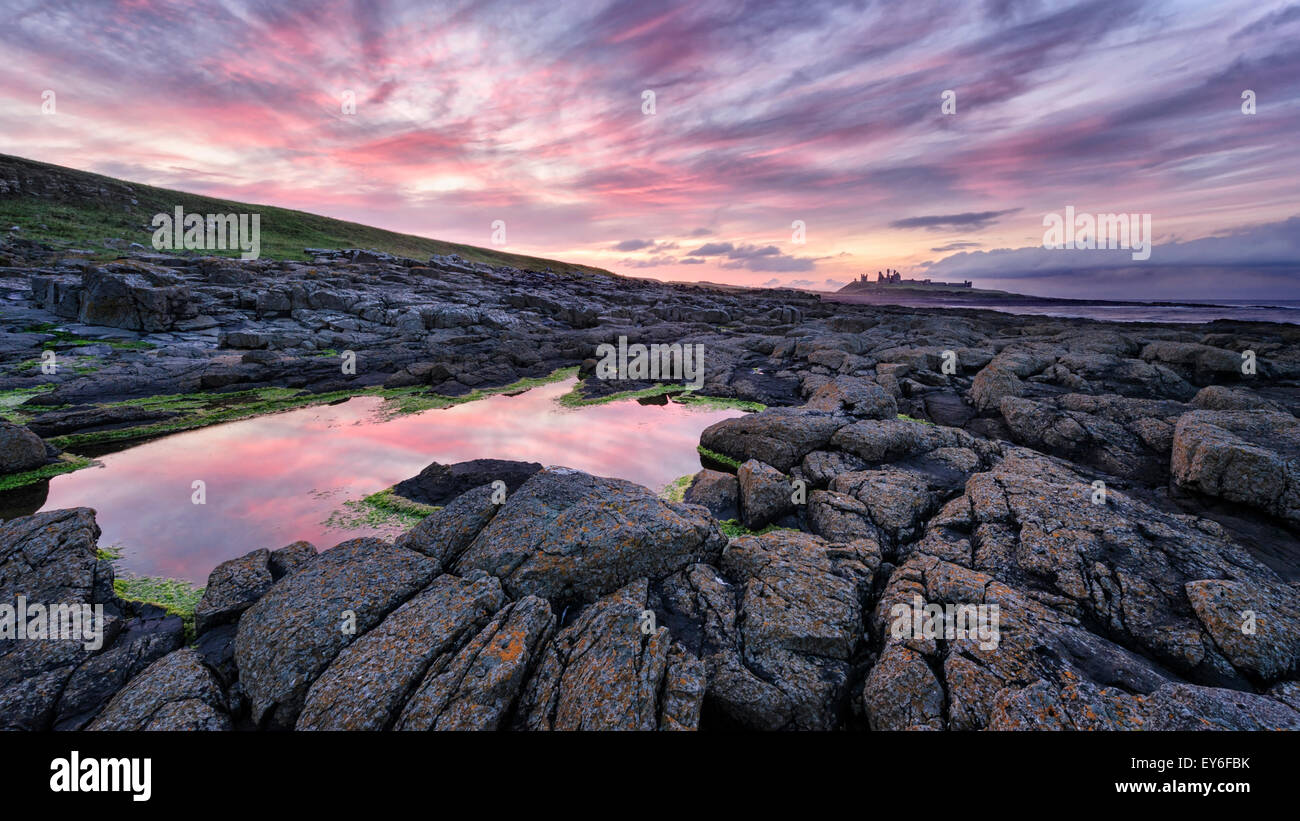 L'approccio al castello di Dunstanburgh da sud Foto Stock