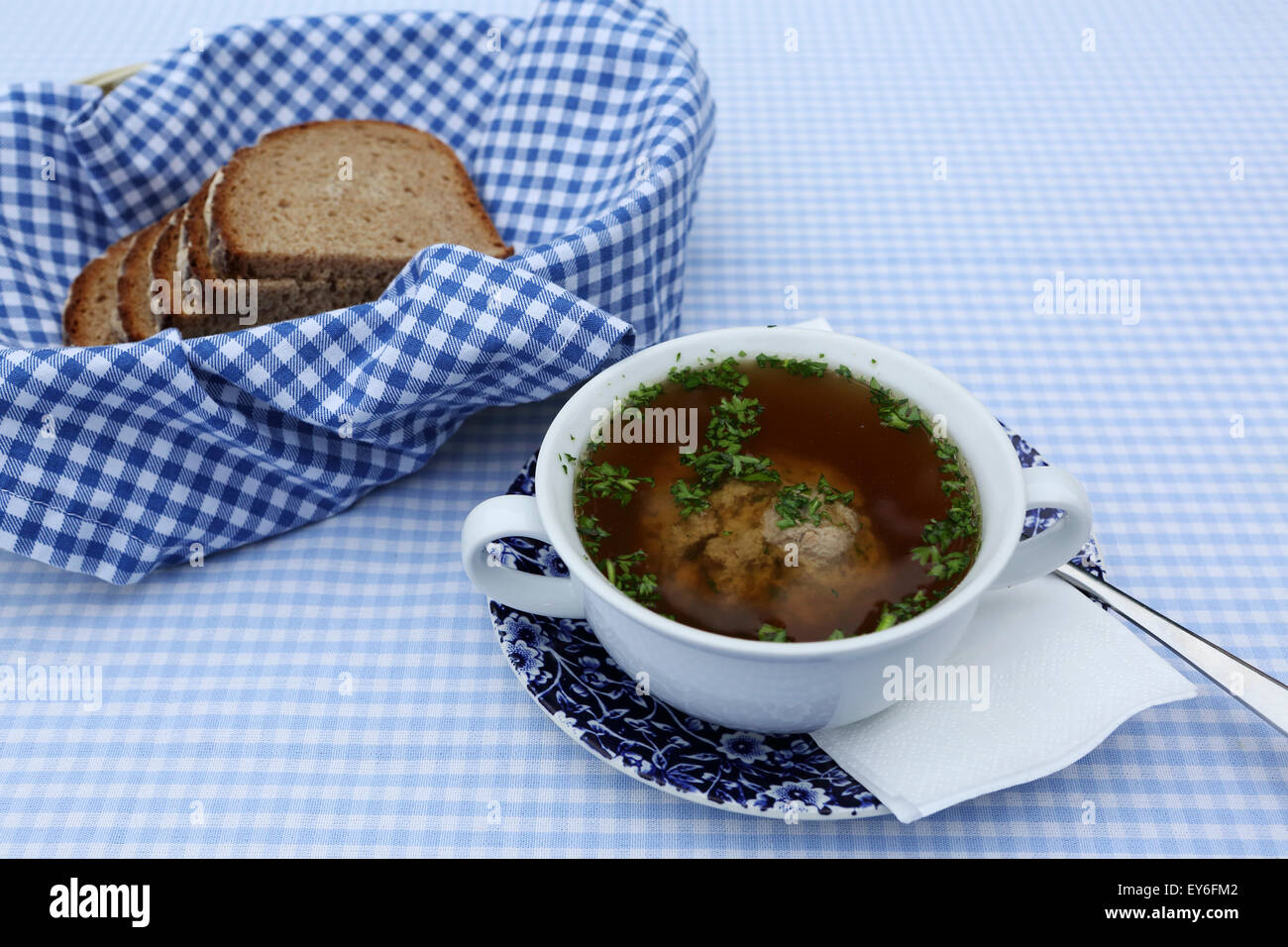 Gnocco di fegato (Leberknoedel) Zuppa servita a Bad Homburg, Germania. La minestra è un famoso e tradizionale piatto tedesco. Foto Stock