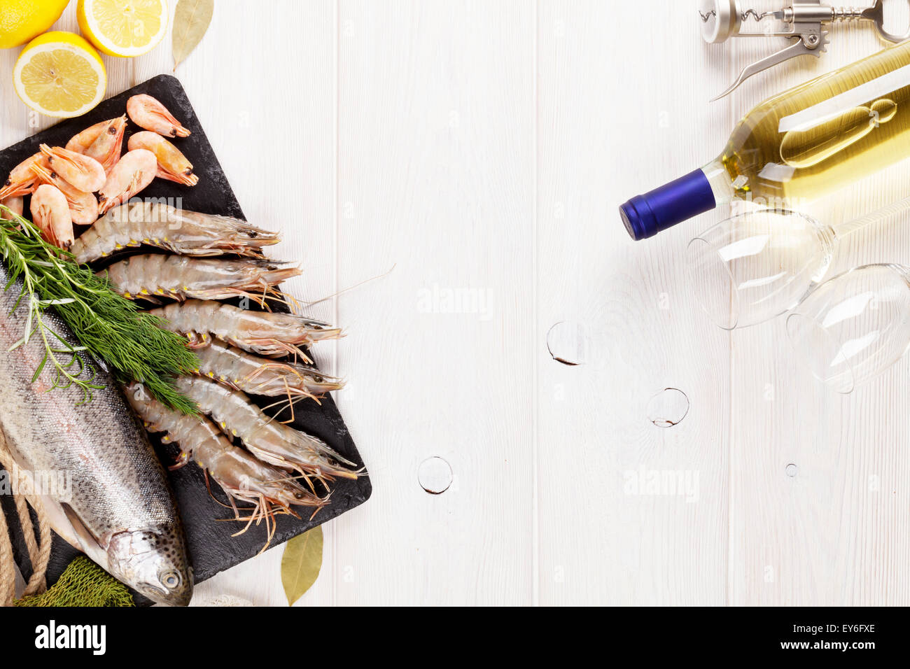 Crudo fresco il cibo del mare con spezie e vino bianco su tavola di legno dello sfondo. Vista da sopra con lo spazio di copia Foto Stock