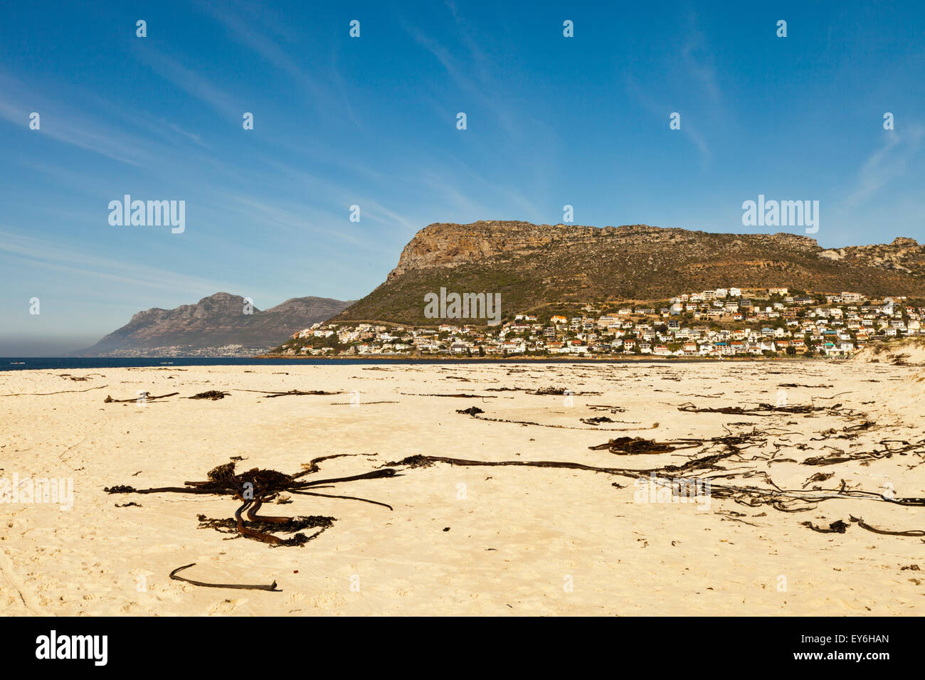 False Bay spiaggia vicino Kalk Bay Città del Capo Sud Africa, con Fish Hoek a distanza Foto Stock