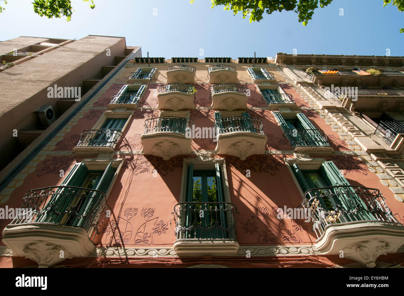 Lookinng fino a balconi in Rambla del Poblenou, Barcellona Foto Stock