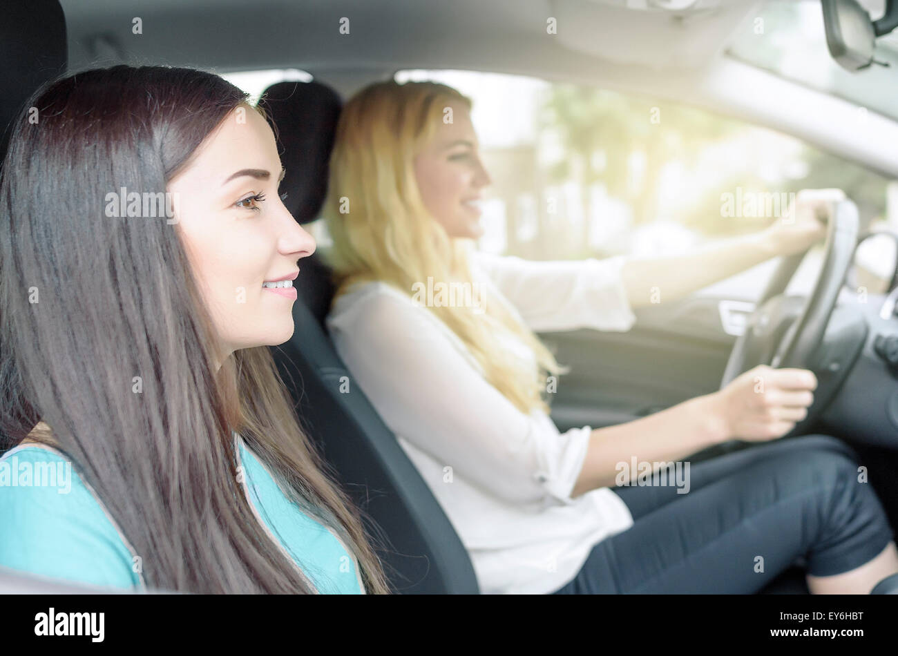 Due ragazze in auto. Foto Stock