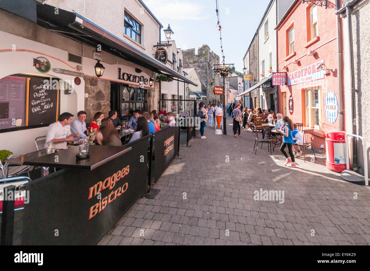 I visitatori godere il cibo e la bevanda in Carlingford, Irlanda Foto Stock