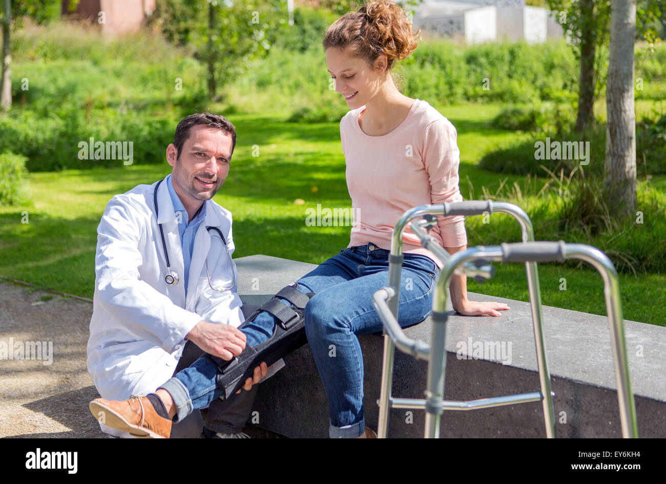 Vista di un medico aiuta una giovane donna durante la rieducazione Foto Stock