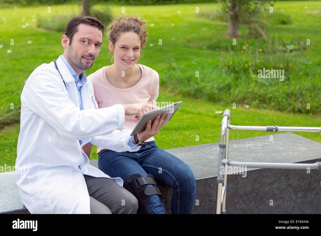 Vista di un medico che mostra la rieducazione suggerimenti su tablet Foto Stock