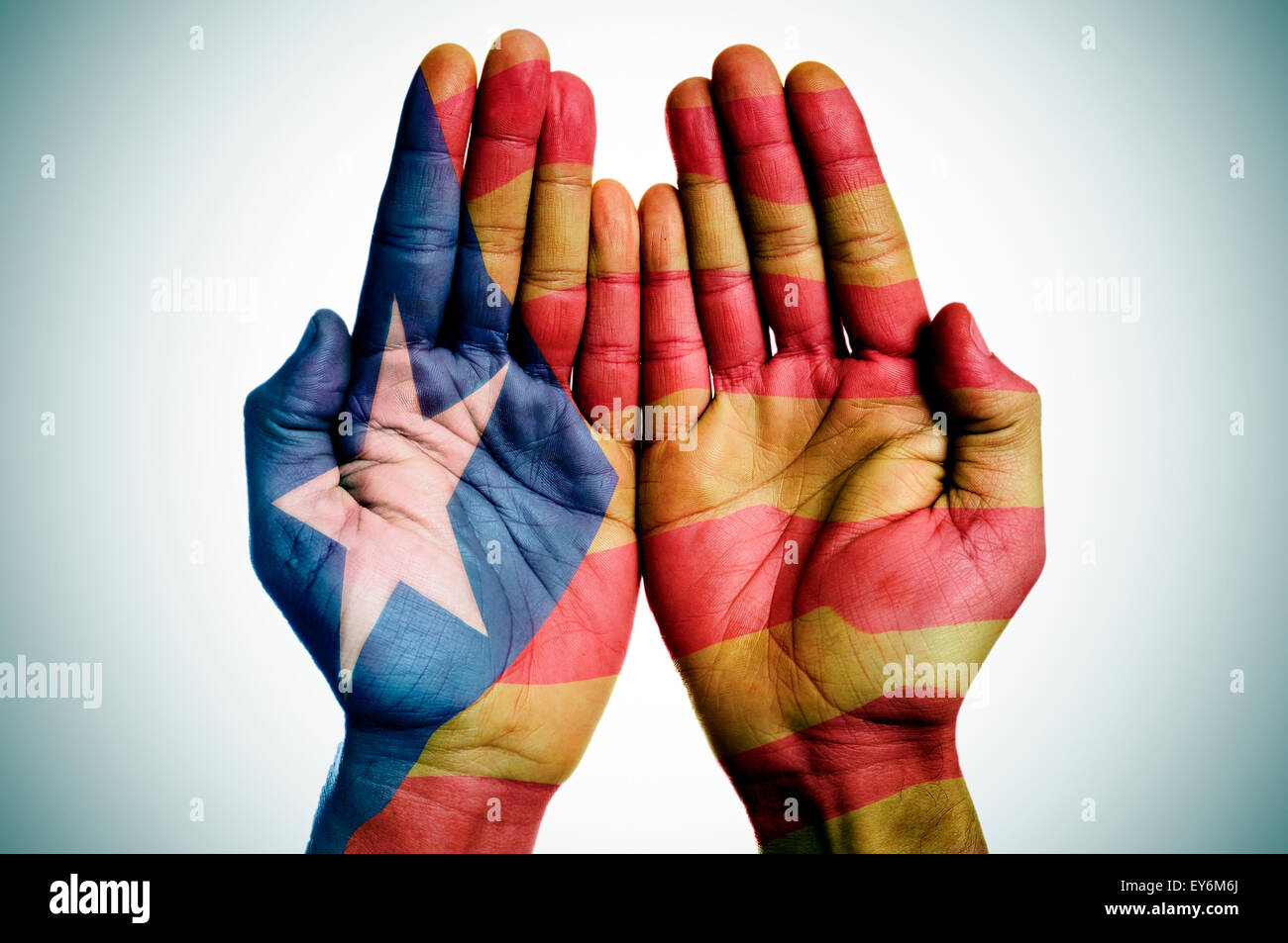 Le mani di un uomo modellato con la Estelada, catalano di pro-indipendenza bandiera Foto Stock
