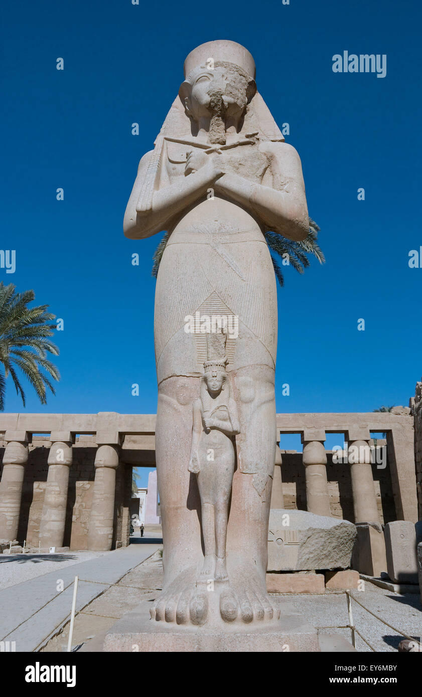 Karnak Luxor Egitto. Tempio di Karnak sacro al dio Amon: la gigantesca statua del faraone Usermaatra Setepenra Ramses II Foto Stock