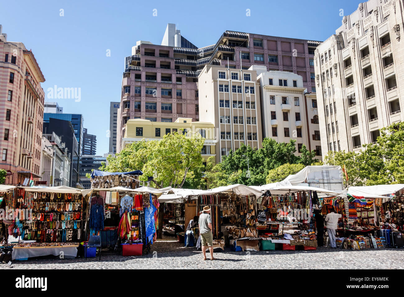 Città del Capo Sud Africa,Centro citta',centro,Green Market Square,venditori ambulanti bancarelle mercato stand, bancarelle,vendita,artigianato,souvenir,negozi Foto Stock