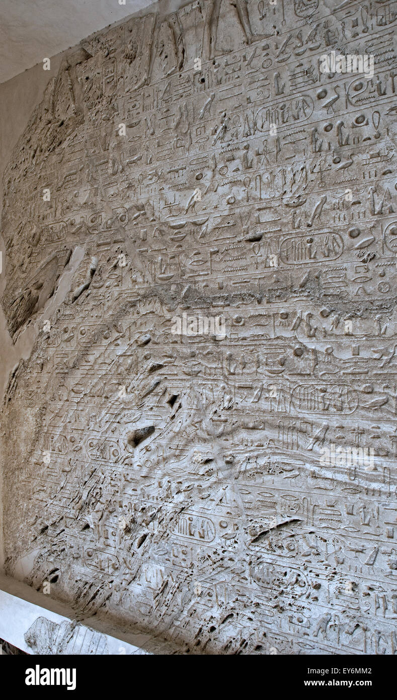 Karnak Luxor Egitto. Tempio di Karnak sacro al dio Amon: blocco di alabastro scolpita con e cartouches di Ramses II Foto Stock