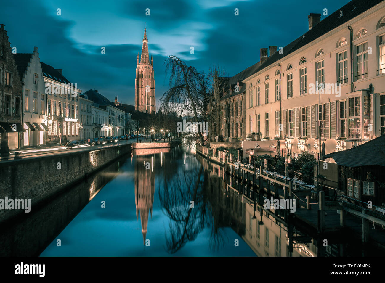 Canal Dijver e una chiesa di Nostra Signora a Bruges Foto Stock