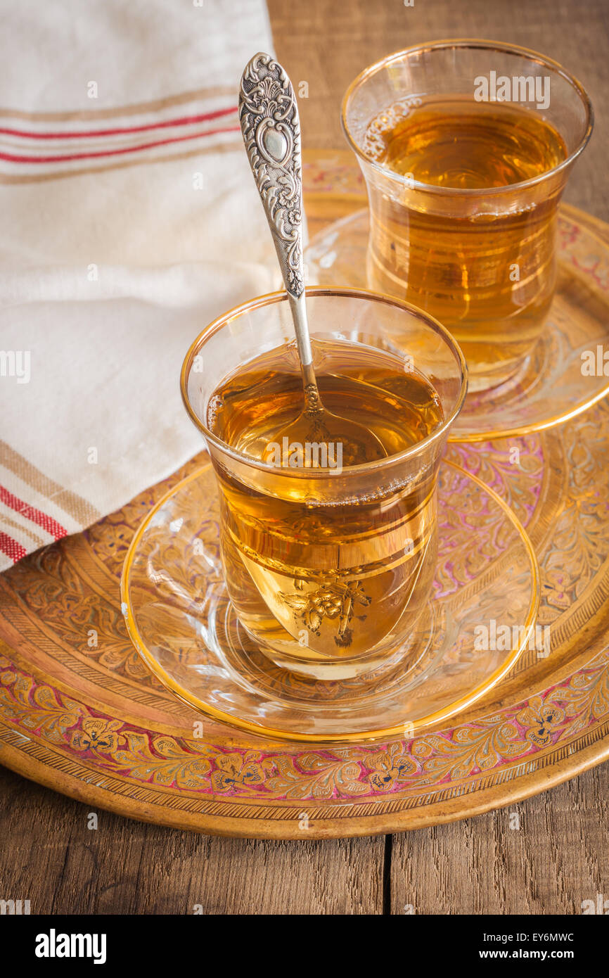 Bagno turco apple tè una dolce aromatizzato apple bevande servite in tè turco bicchieri Foto Stock