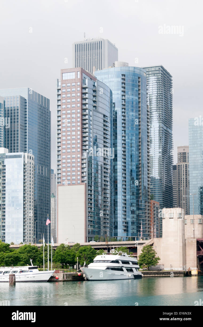 Vista dei grattacieli lungo il fiume Chicago con l'Aqua edificio in background. Foto Stock