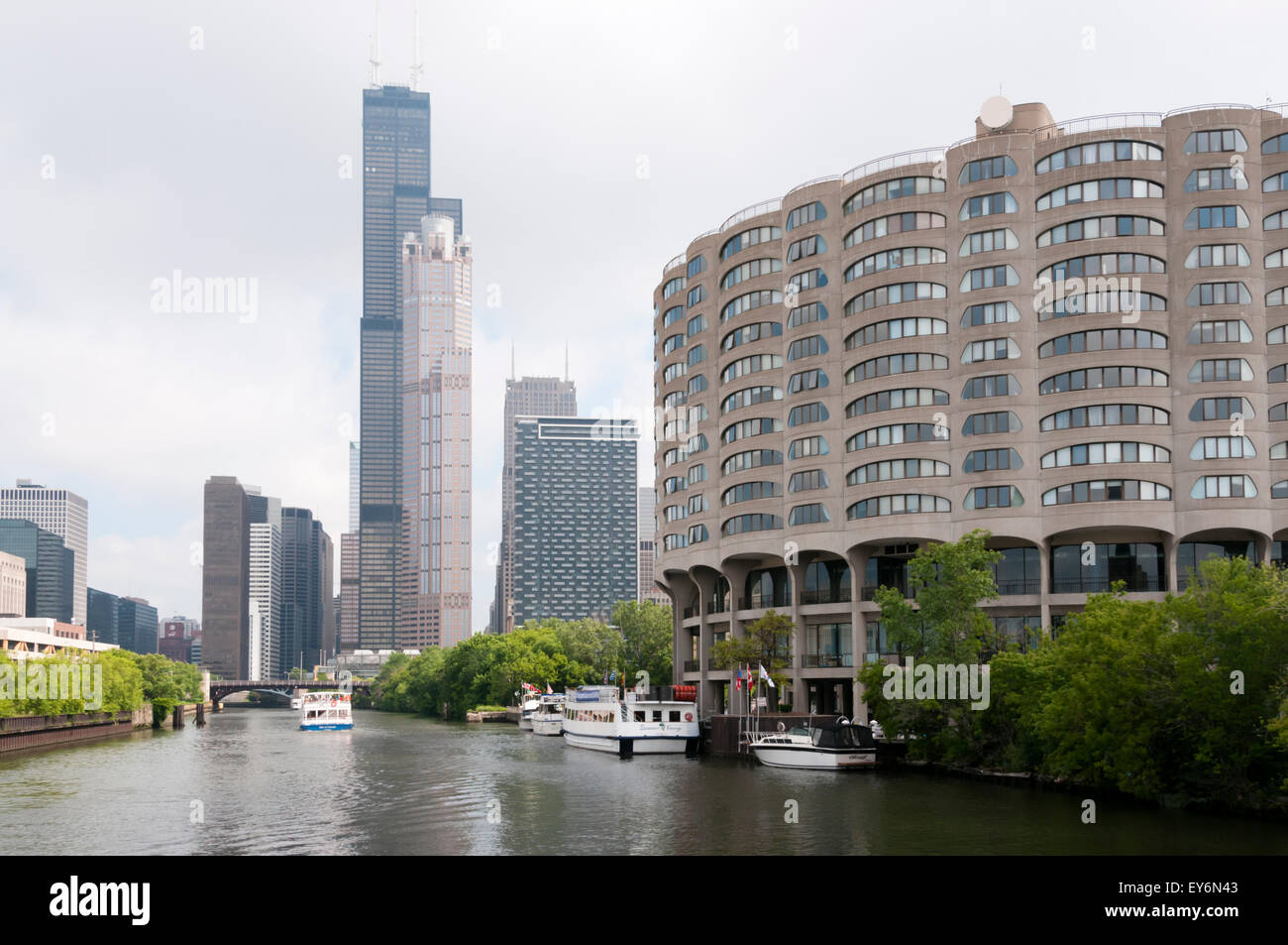 La Città di Fiume condominiums sul Fiume di Chicago, progettato da Bertrand Goldberg. Foto Stock