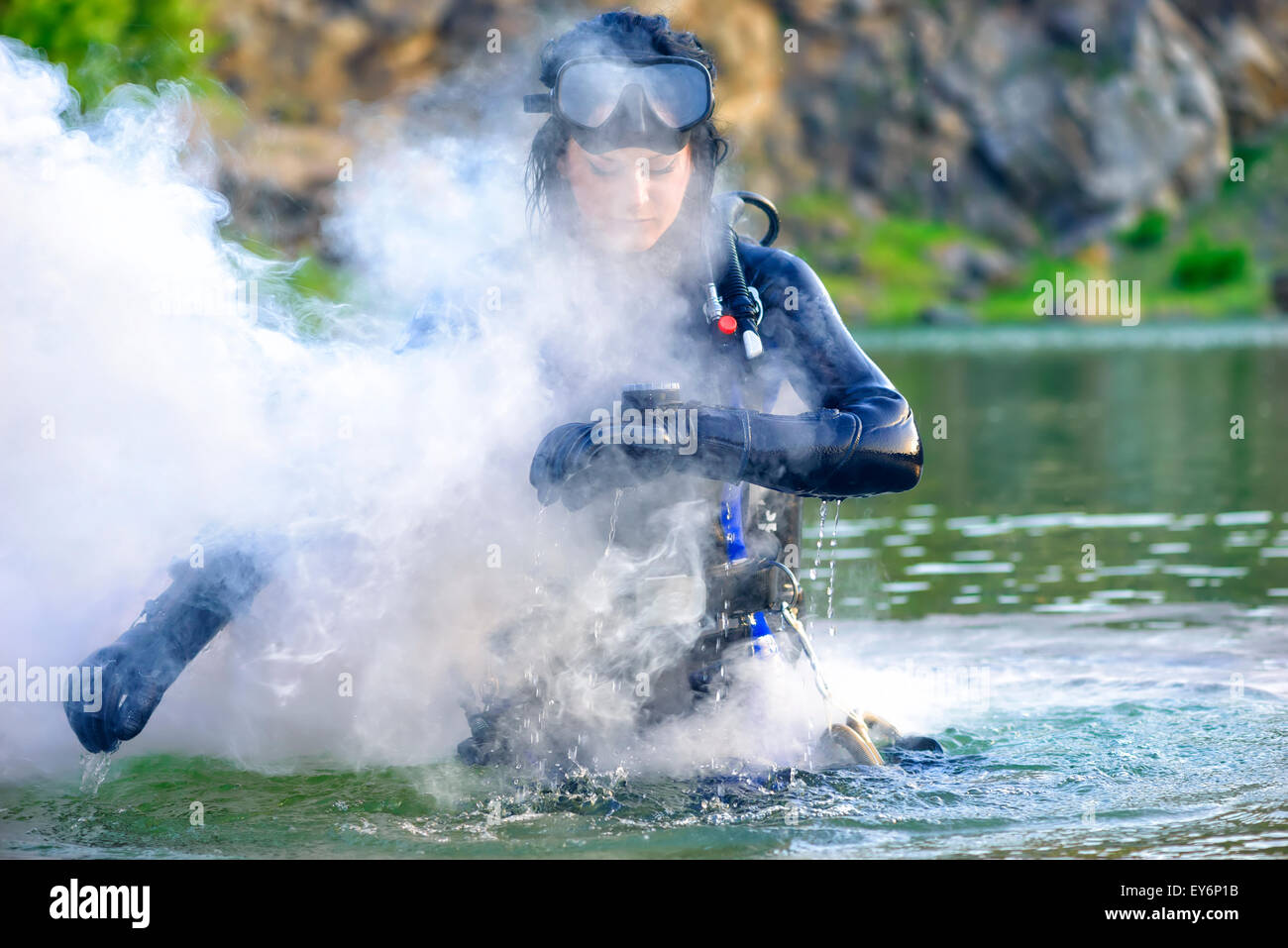 Donna cheking subacqueo la sua marcia. Foto Stock