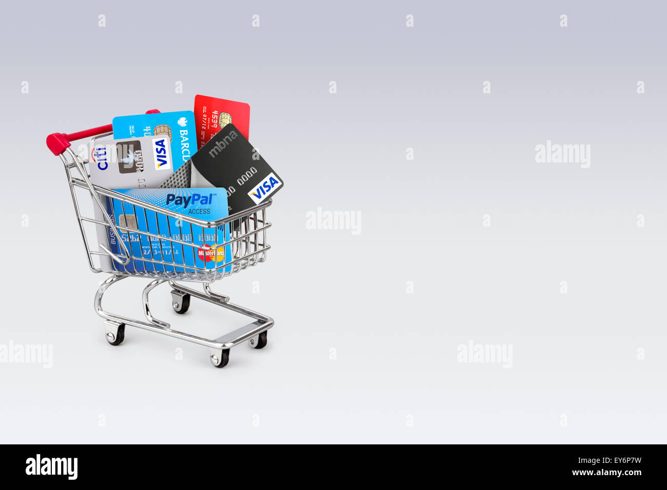 Una selezione off carte di credito, carte di credito e carte di negozio in un carrello della spesa Foto Stock
