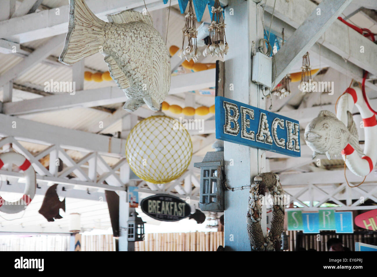 Spiaggia di segnaletica a tema e il decor decorare questo ristorante sul mare per viaggiatori e surfisti a Sabang Beach nell'imballatrice, Filippine. Foto Stock