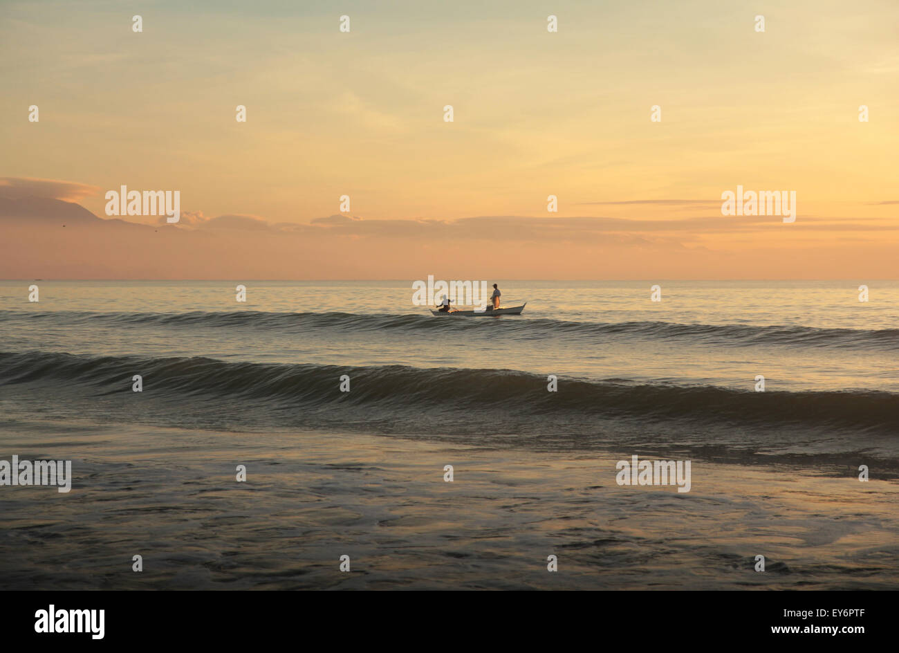 I pescatori locali da Sabang Beach, imballatrice nelle Filippine. Foto Stock