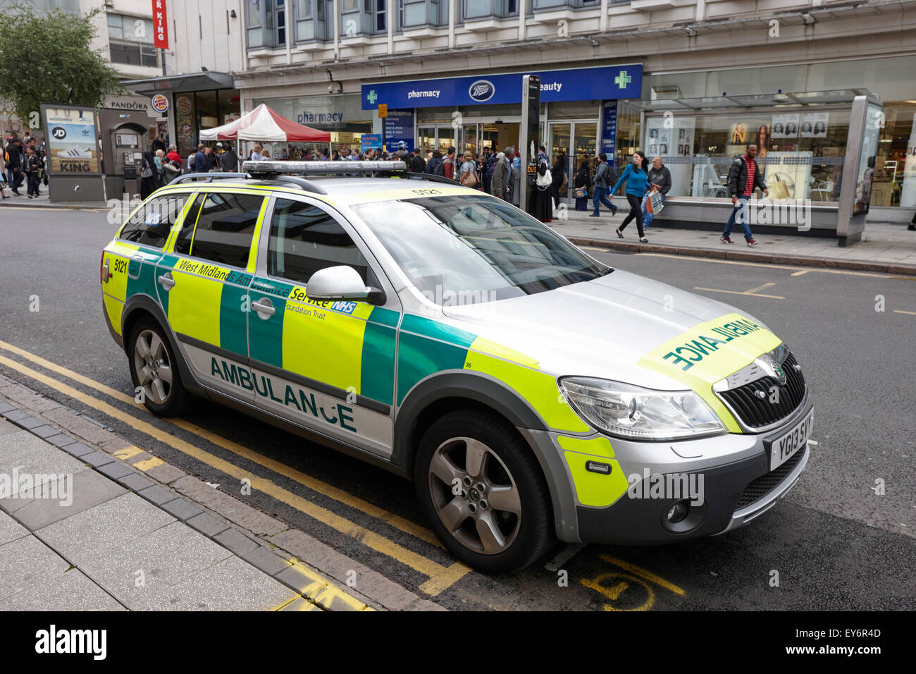 West Midlands servizio ambulanza paramedico risposta veloce veicolo in City Centre Birmingham REGNO UNITO Foto Stock