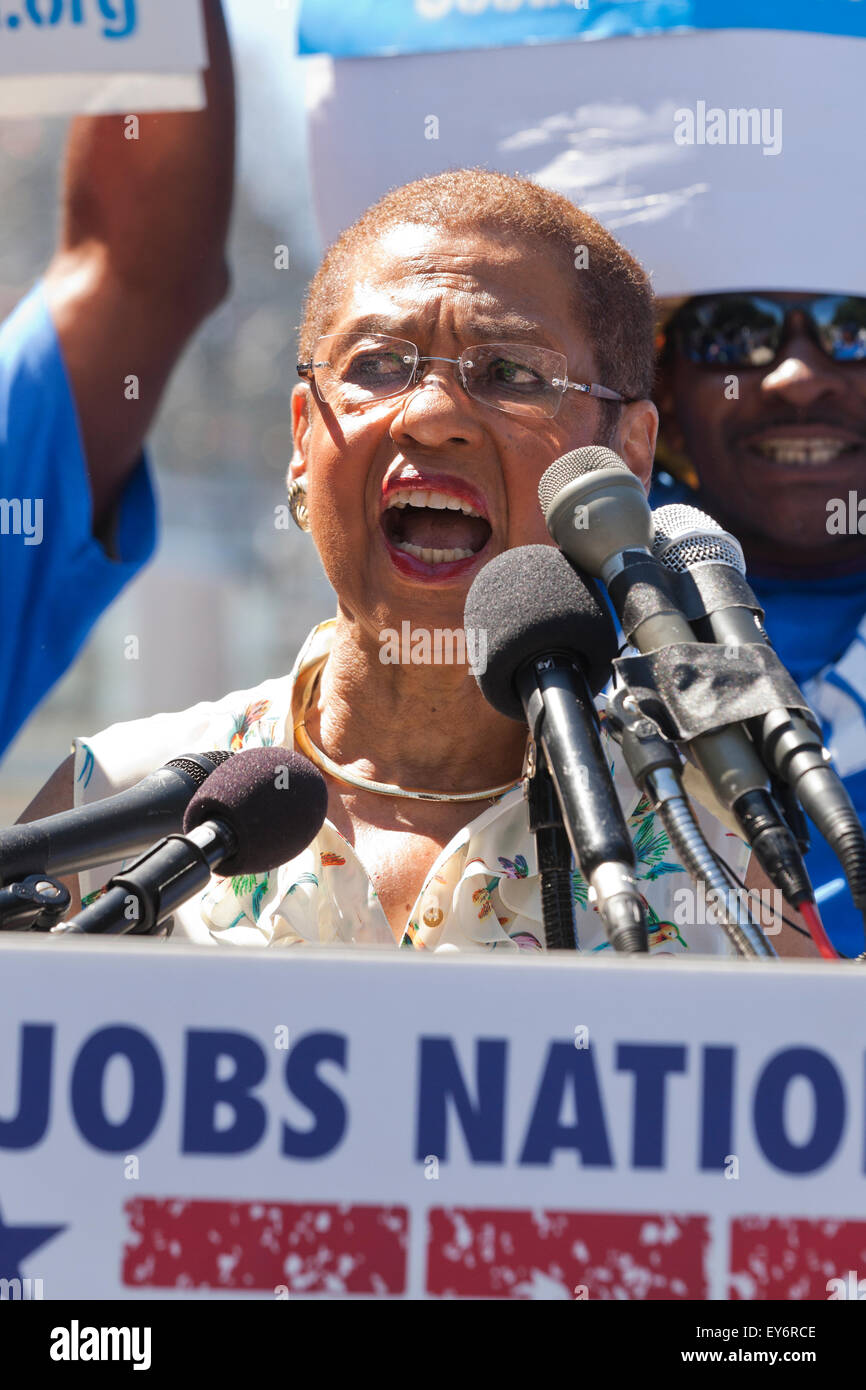 Washington DC, Stati Uniti d'America. 22 Luglio, 2015. Centinaia di contratto federale di lavoratori in sciopero al di fuori della US Capitol Building per protestare contro la povertà i lavori. Noi Senatore Bernie Sanders (I-VT) ha annunciato che sta introducendo un $15 salario nazionale minimo bill in senato per aiutare questi lavoratori. Credito: B Christopher/Alamy Live News Foto Stock