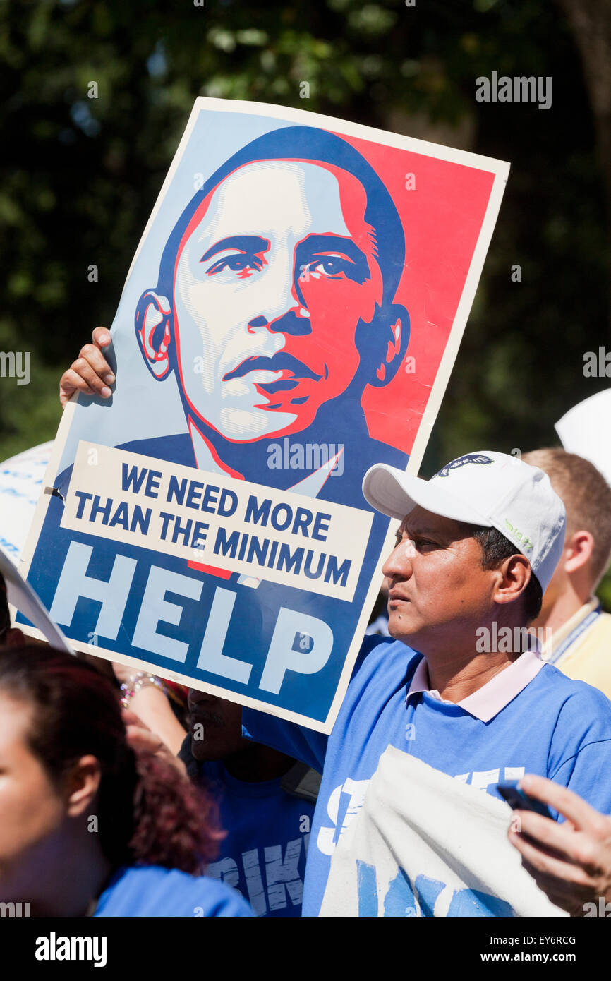 Washington DC, Stati Uniti d'America. 22 Luglio, 2015. Centinaia di contratto federale di lavoratori in sciopero al di fuori della US Capitol Building per protestare contro la povertà i lavori. Noi Senatore Bernie Sanders (I-VT) ha annunciato che sta introducendo un $15 salario nazionale minimo bill in senato per aiutare questi lavoratori. Credito: B Christopher/Alamy Live News Foto Stock