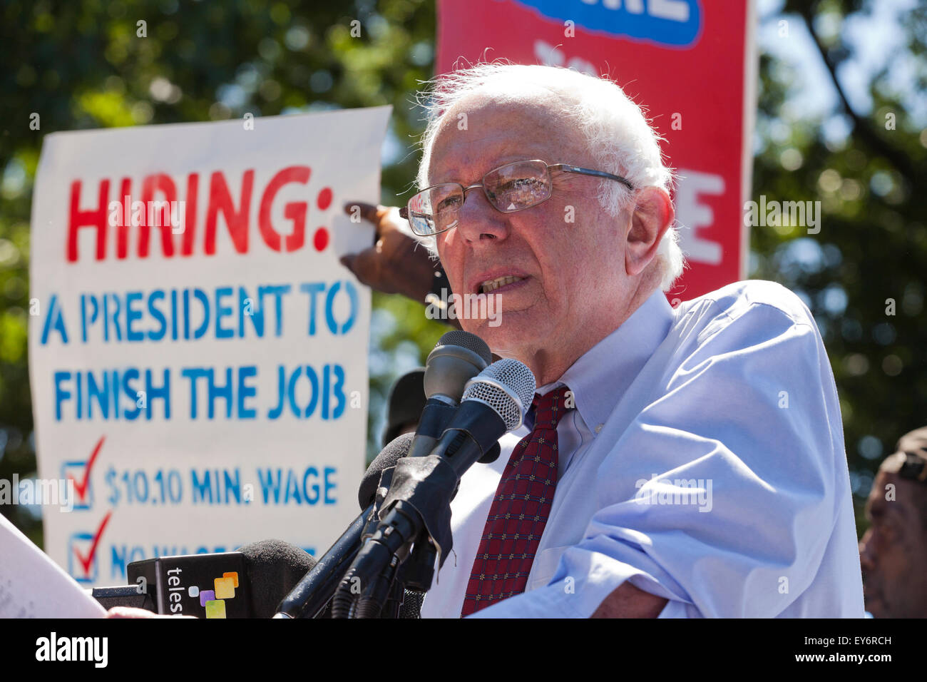 Washington DC, Stati Uniti d'America. 22 Luglio, 2015. Centinaia di contratto federale di lavoratori in sciopero al di fuori della US Capitol Building per protestare contro la povertà i lavori. Noi Senatore Bernie Sanders (I-VT) ha annunciato che sta introducendo un $15 salario nazionale minimo bill in senato per aiutare questi lavoratori. Credito: B Christopher/Alamy Live News Foto Stock