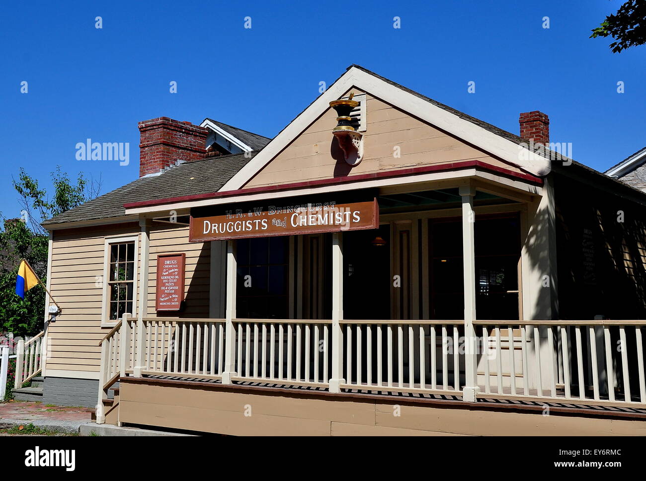 Mystic, Connecticut: Esterno del XIX secolo Druggist-Chemist shop di Mystic Seaport Museum Foto Stock