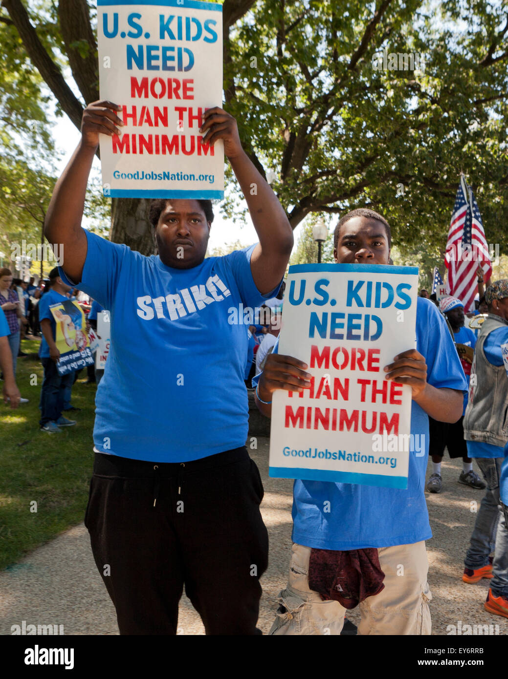 Washington DC, Stati Uniti d'America. 22 Luglio, 2015. Centinaia di contratto federale di lavoratori in sciopero al di fuori della US Capitol Building per protestare contro la povertà i lavori. Noi Senatore Bernie Sanders (I-VT) ha annunciato che sta introducendo un $15 salario nazionale minimo bill in senato per aiutare questi lavoratori. Credito: B Christopher/Alamy Live News Foto Stock