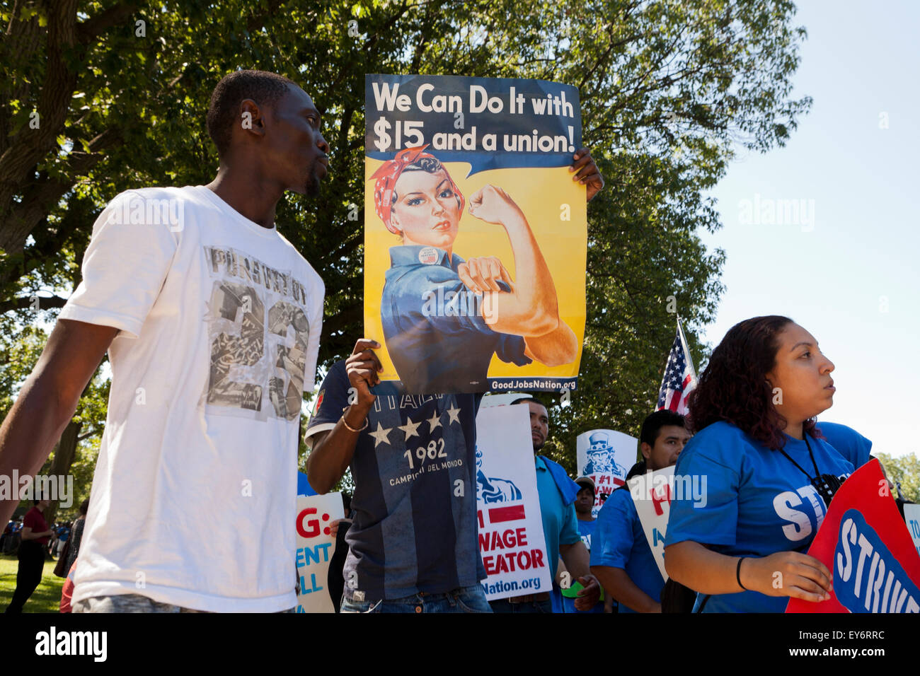 Washington DC, Stati Uniti d'America. 22 Luglio, 2015. Centinaia di contratto federale di lavoratori in sciopero al di fuori della US Capitol Building per protestare contro la povertà i lavori. Noi Senatore Bernie Sanders (I-VT) ha annunciato che sta introducendo un $15 salario nazionale minimo bill in senato per aiutare questi lavoratori. Credito: B Christopher/Alamy Live News Foto Stock