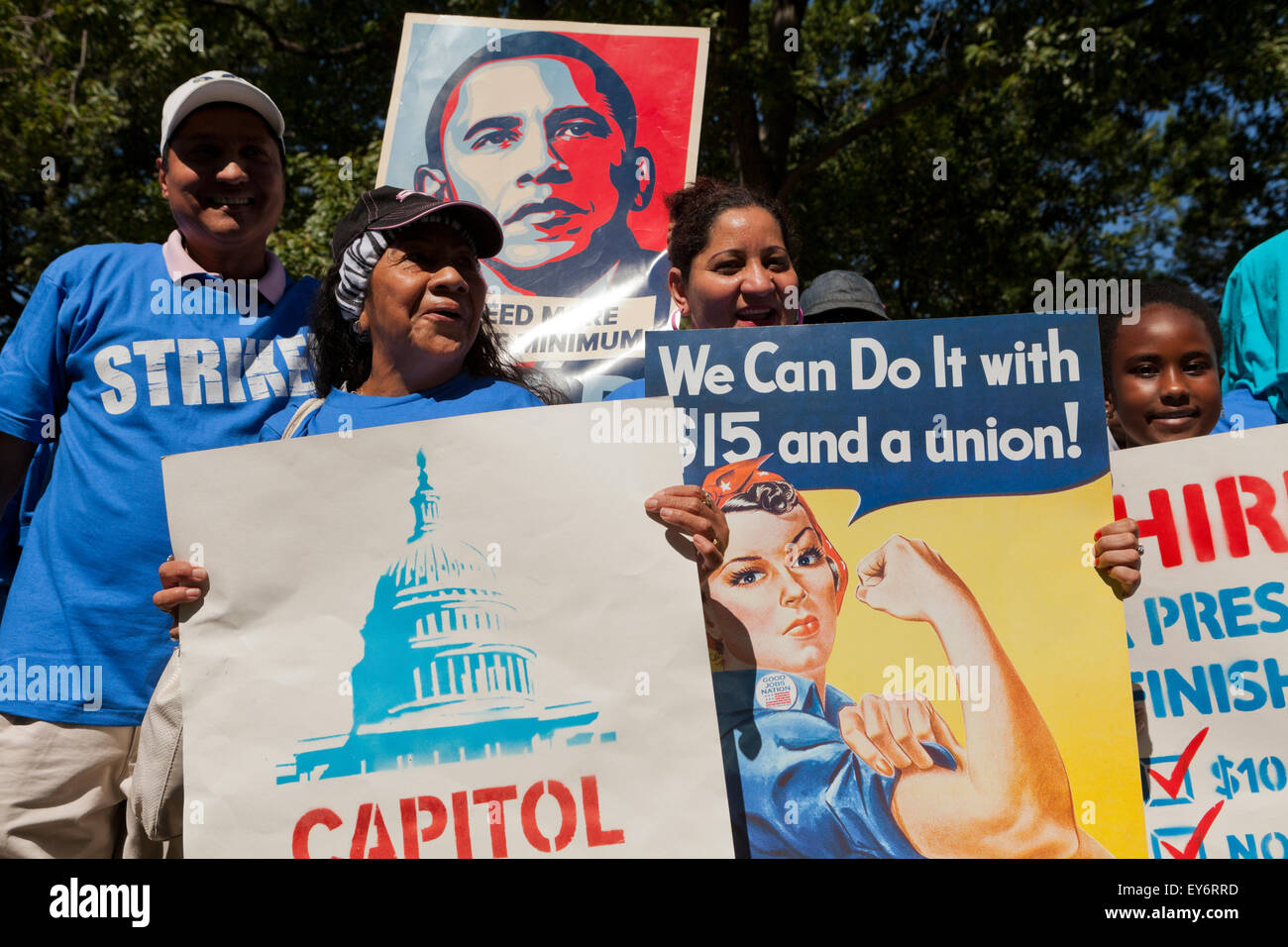 Washington DC, Stati Uniti d'America. 22 Luglio, 2015. Centinaia di contratto federale di lavoratori in sciopero al di fuori della US Capitol Building per protestare contro la povertà i lavori. Noi Senatore Bernie Sanders (I-VT) ha annunciato che sta introducendo un $15 salario nazionale minimo bill in senato per aiutare questi lavoratori. Credito: B Christopher/Alamy Live News Foto Stock