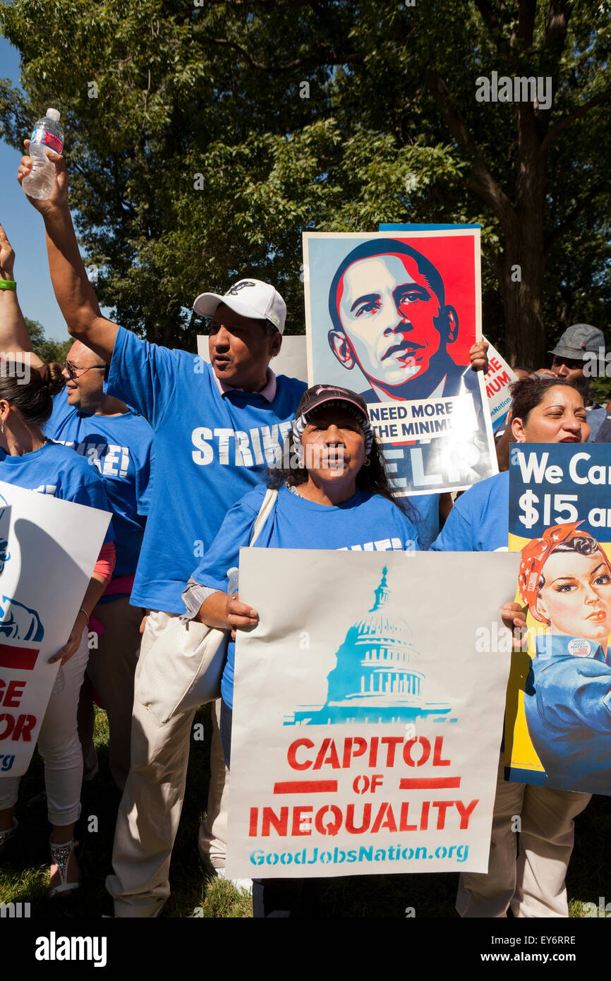 Washington DC, Stati Uniti d'America. 22 Luglio, 2015. Centinaia di contratto federale di lavoratori in sciopero al di fuori della US Capitol Building per protestare contro la povertà i lavori. Noi Senatore Bernie Sanders (I-VT) ha annunciato che sta introducendo un $15 salario nazionale minimo bill in senato per aiutare questi lavoratori. Credito: B Christopher/Alamy Live News Foto Stock